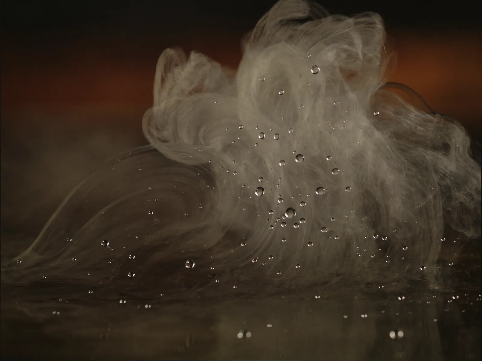 Feiner Wassernebel im warmen Gegenlicht